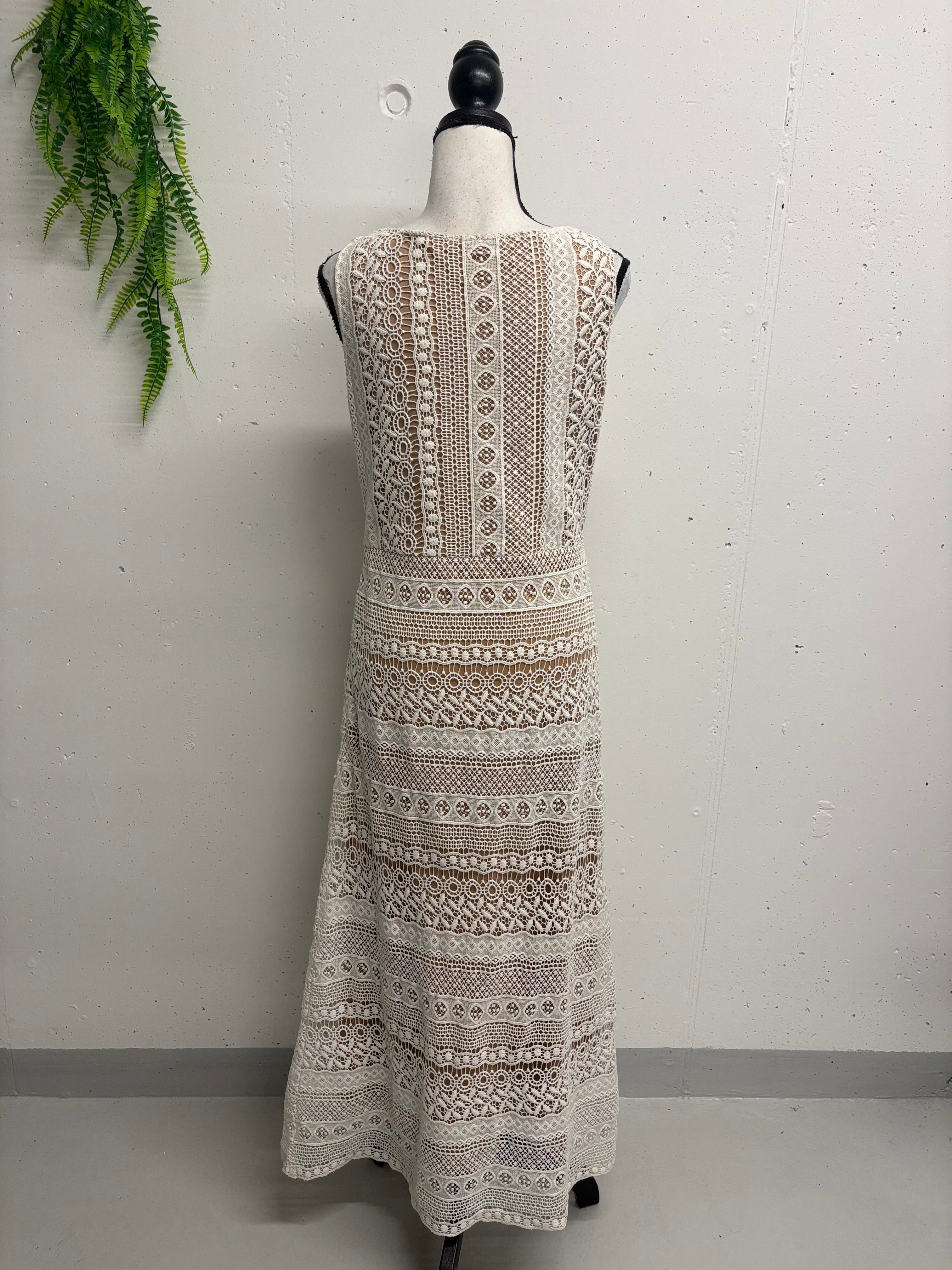 Maxikleid aus Häkelspitze